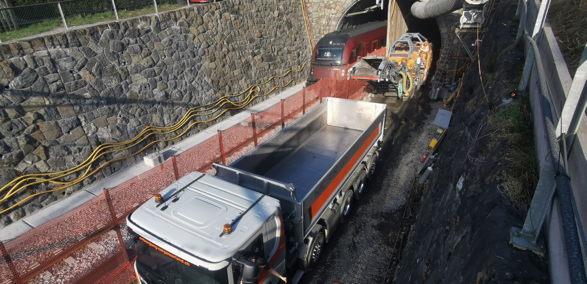 Bommersteintunnel-Sohlenabsenkung mit Fr&auml;se