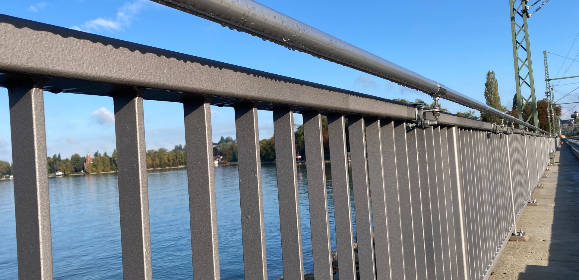 LED-Handlauf „HandrailIT“ - Lindau Seedamm bei Tag